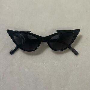 Chic Black Cat-Eye Sunglasses